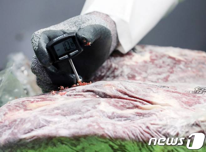농림축산검역본부 관계자들이 냉동창고에서 미국산 쇠고기에 대한 현물검사를 하고 있다.  (사진은 기사 내용과 무관함) / 뉴스1 ⓒ News1