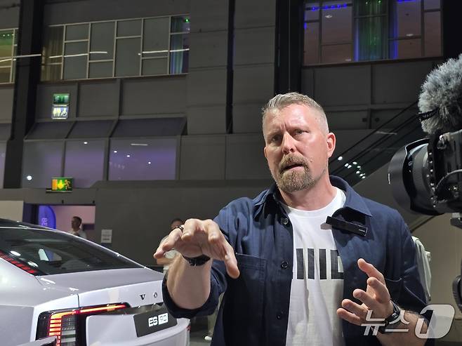 앤더스 벨(Anders Bell) 볼보 CTO가 지난 16일 한국언론진흥재단 디플로마 '기후 테크' 일정으로 EVS38을 방문한 한국 취재진의 질문에 답하고 있다. ⓒ News1 이형진 기자