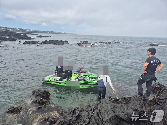 지난 28일 오후 서귀포시 성산 앞바다에서 수상오토바이가 시동이 꺼져 3명이 구조되고 있다.(서귀포해양경찰서 제공. 재판매 및 DB 금지)