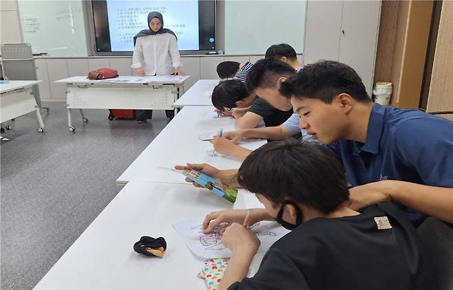 정진학교에서 장애학생 활동지원 임무를 수행하고 있는 장원철 사회복무요원.(병무청 제공)