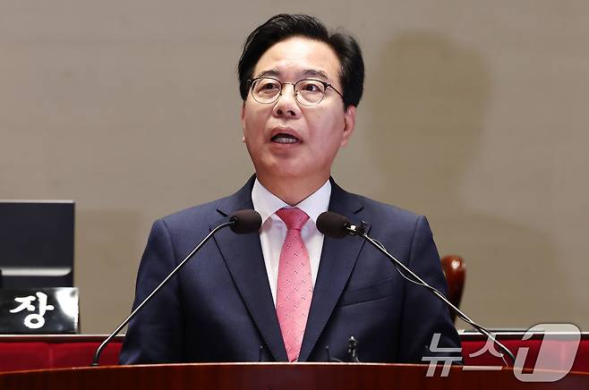 송언석 국민의힘 원내대표가 26일 오전 서울 여의도 국회에서 열린 의원총회에서 모두 발언을 하고 있다. 2025.6.26/뉴스1 ⓒ News1 김민지 기자