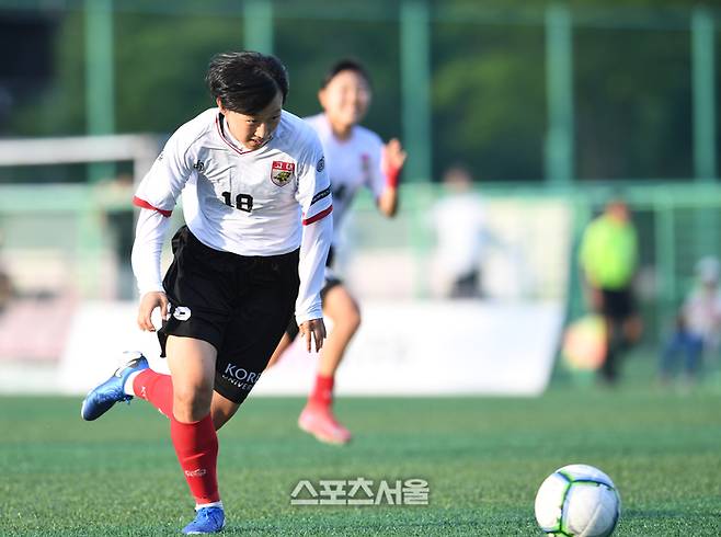 세종 고려대 정다빈이 25일 경남 합천에서 열린 ‘2025 스포츠케이션 명품도시 합천에서 펼쳐지는 제33회 여왕기 전국여자축구대회’ 대학부 경북 대경대와의 경기에서 드리블을 하고 있다. 2025. 6. 25. 합천 | 박진업 기자 upandup@sportsseoul.com