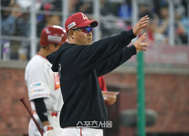 SSG 이숭용 감독이 인천SSG랜더스필드에서 열린 2025 KBO리그 삼성과 경기 도중 작전지시를 하고 있다.  문학 | 최승섭기자 thunder@sportsseoul.com
