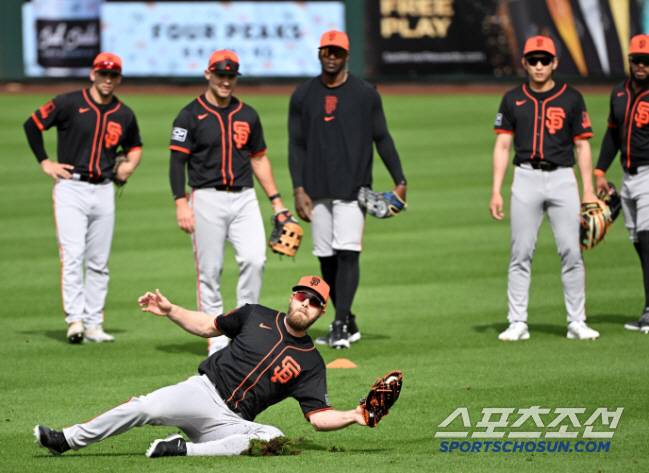 오스틴 슬래이터(맨 앞쪽)가 지난 해 2월 24일(이하 한국시각) 미국 애리조나 주 스코츠데일 스타티움에서 열린 샌프란시스코 자이언츠 스프링캠프에서 슬라이딩 하며 공을 잡아내고 있다. '루키' 이정후(오른쪽 두 번째)가 뒤에서 슬래이터의 수비를 지켜보고 있다. 

스코츠데일(미국 애리조나)=허상욱 기자wook@sportschosun.com