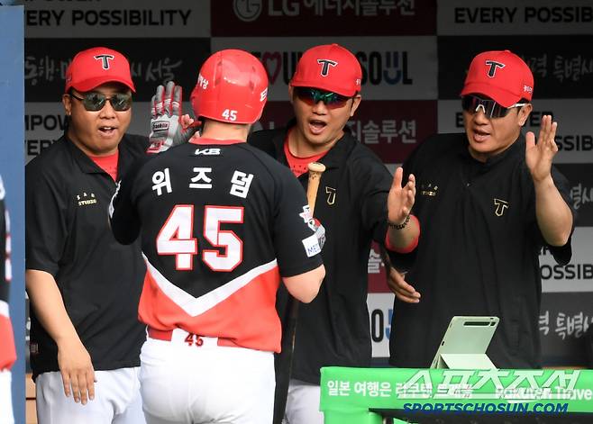 잘 떨어진 포크볼을 홈런포로 연결한 위즈덤의 놀라운 타격에 이범호 감독은 입을 다물지 못했다.