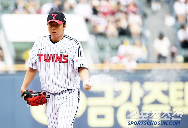 잘 떨어뜨린 포크볼이 홈런포로 연결되자 할 말을 잃은 송승기.