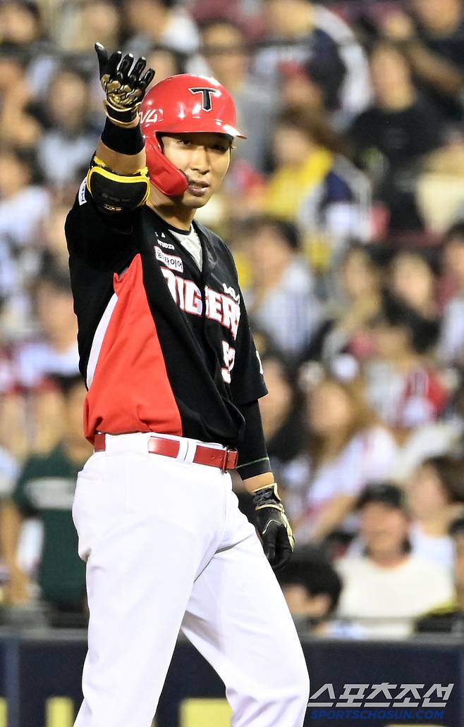 27일 잠실야구장에서 열린 KIA와 LG의 경기, 7회초 1사 1루 고종욱이 안타를 치고 환호하고 있다. 잠실=허상욱 기자wook@sportschosun.com/2025.06.27/