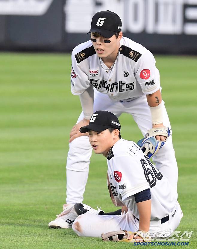 29일 부산 사직구장에서 열린 롯데와 KT의 경기. 7회 김상수의 뜬볼을 잡는 과정에서 부상을 당한 박찬형이 교체되고 있다. 부산=송정헌 기자songs@sportschosun.com/2025.06.29/