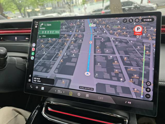 로터스 엘레트라R 실내 디스플레이