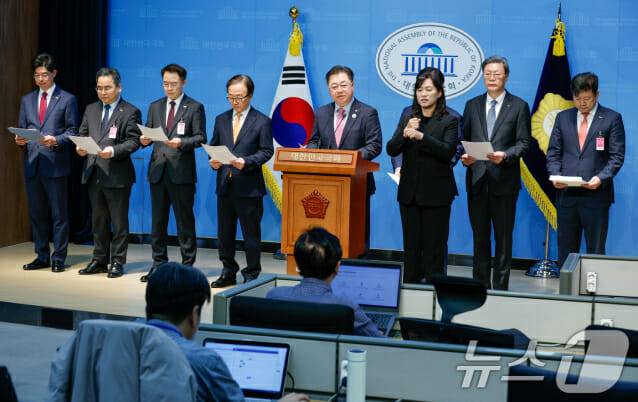 지난 3월 박일준 대한상공회의소 상근부회장, 이동근 한국경영자총협회 상근부회장, 김창범 한국경제인협회 부회장 등이 19일 서울 여의도 국회 소통관에서 상법 개정안에 대한 재의요구권 행사를 건의하며 경제8단체 공동성명을 발표하고 있다. (사진=뉴스1)