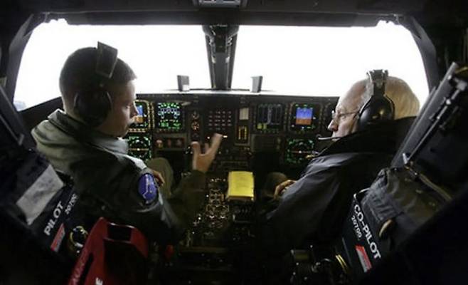 2006년 당시 딕 체니 부통령(오른쪽)이 B-2 폭격기 조종사 루크 제인 대위와 함께 조종석에 탑승했던 모습. 미국 백악관 홈페이지