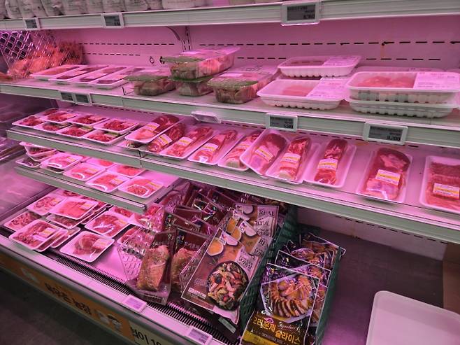 대형마트 휴무일? 이마트·롯데마트·홈플러스·코스트코 ‘오늘도 통큰 할인’ = 이마트·롯데마트·홈플러스·코스트코 등 대형마트 4사가 이번 주는 각사별 특색있는 할인행사에 돌입한다. 이마트는 신비복숭아와 동해안 생오징어, 암소한우 등 여름철 보양식을 최대 50% 할인하는 '입맛회복 프로젝트' 행사를, 롯데마트는 다음 달 9일까지 ‘통큰 세일’ 행사를, 홈플러스는 기업회생 절차를 밟고 있는 가운데, 29일까지 신선식품부터 가공식품까지 인기 먹거리를 할인하는 ‘크레이지 4일 특가’ 행사를 진행한다. ©bnt뉴스: 대형마트 휴무일? 이마트·롯데마트·홈플러스‧코스트코 등 마트 휴일, 쉬는날