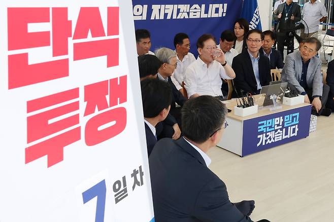 2023년 9월 6일 윤석열 정부에 맞서 단식투쟁 중인 이재명 더불어민주당 대표를 조현 전 유엔 대사(맨 오른쪽)가 이종석 현 국정원장 등과 함께 격려 방문했다./ 뉴스핌 제공