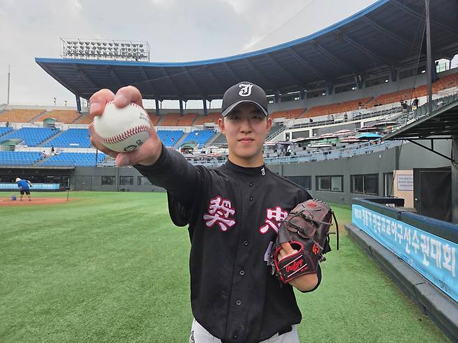 문서준이 29일 서울 목동 야구장에서 열린 청룡기 1회전 서울컨벤션고에 5회 등판, 4와 3분의 1이닝 동안 1실점 9탈삼진 투구를 보이며 승리를 챙겼다. /양승수 기자