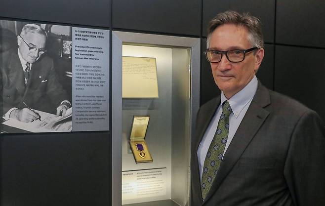용산 전쟁기념관에 한국전쟁 미군 전사자의 훈장과 그 아버지 윌리엄 베닝의 항의편지를 기증한 클리프먼 트루먼 대니얼씨. 그는 "할아버지는 자유의 무거운 대가를 잊지 않기 위해 편지와 훈장을 자신의 서랍에 평생 간직했다"고 전했다. 2025.6.24 /박성원 기자