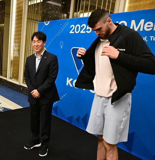 신영철 감독과 디미트로프. ⓒ 한국배구연맹