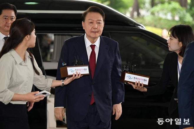 윤석열 전 대통령이 28일 오전 대면 조사를 받기 위해 서울 서초구 서울고검에 마련된 내란특검 사무실로 출석하고 있다. 송은석 기자 silverstone@donga.com