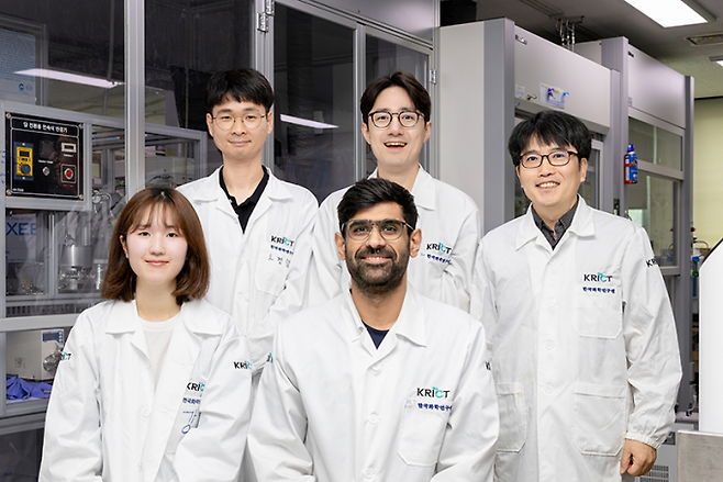 주요 논문 기여자(왼쪽 아래부터 시계 반대 방향으로 1저자인 노유림 학생연구원, 알리 아와드 학생연구원, 황영규 책임연구원, 김지훈·오경렬 선임연구원. 화학연 제공