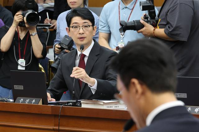 주진우 국민의힘 의원이 지난 24일 서울 여의도 국회에서 열린 인사청문회에서 김민석 국무총리 후보자에게 질문을 하고 있다. 연합뉴스.