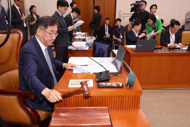국토위, 국토부 소관 추경안 의결 26일 국회 국토교통위원회 전체회의에서 맹성규 위원장이 2025년도 제2회 추가경정예산안을 의결하고 있다. 연합뉴스
