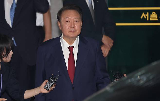 피의자 신분으로 내란 특검 조사를 받은 윤석열 전 대통령이 서초구 서울고검 청사를 나서고 있다. 공동취재사진