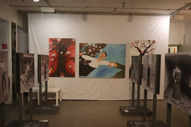 독일 본 세계여성박물관에선 한국 ‘위안부’ 피해자 할머니의 사진과 그림 작품도 함께 전시됐다. 문필기, 김순덕, 배춘희, 이용녀, 이옥선, 이용수 할머니의 사진이 소개됐다. 이중 현재 생존한 할머니는 인권운동가인 이용수(97) 할머니 뿐이다. 사진 장예지 특파원