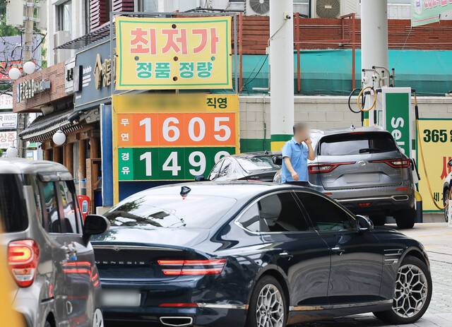 29일 서울 시내 한 주유소에서 주유하려는 차들이 대기하고 있다. 연합뉴스