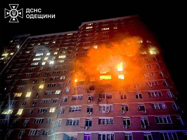 우크라이나 오데사의 한 아파트가 28일 러시아 드론 공격을 맞고 불타고 있다. 발트3국은 우크라이나 전쟁을 계기로 러시아 위협을 의식해 대인지뢰금지협약에서 탈퇴하기로 했다. 오데사=AFP 연합뉴스