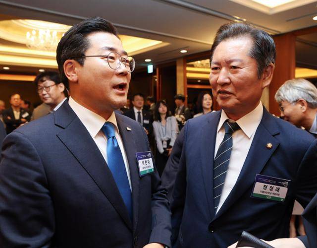더불어민주당 당대표에 출마한 정청래(오른쪽) 의원과 박찬대 의원이 25일 서울 중구 롯데호텔에서 열린 '2025 경향포럼'에서 내빈들과 인사하고 있다. 국회사진기자단