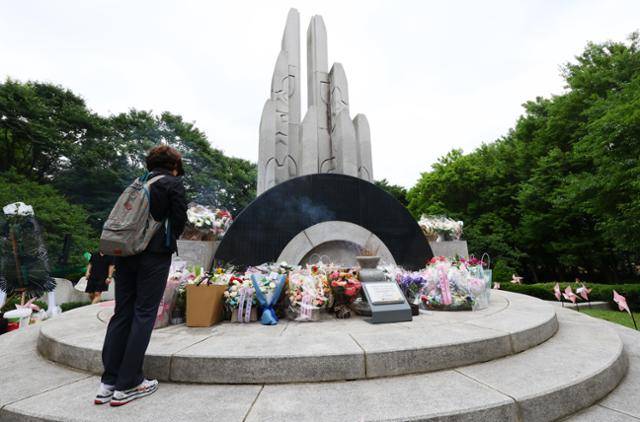 29일 서울 서초구 양재시민의숲 삼풍백화점 붕괴 참사 위령탑에서 '삼풍백화점 붕괴 참사 30주기 추모식'이 열렸다. 삼풍 유가족들이 희생자들을 추모하고 있다. 뉴시스