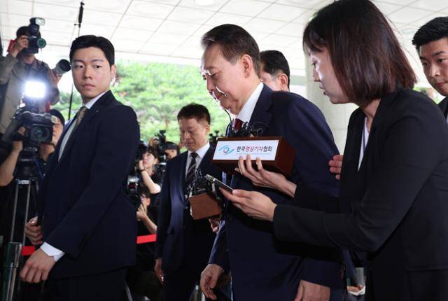 윤석열(가운데) 전 대통령이 28일 서울 서초구 서울고검에 마련된 내란특검에 출석하고 있다. 박시몬 기자