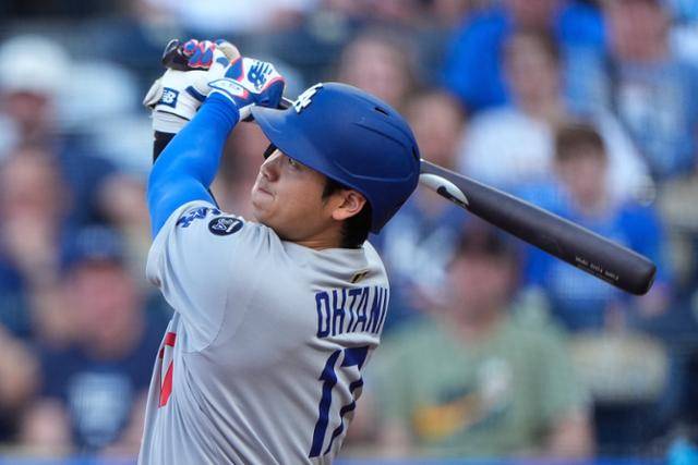 '타자' 오타니 쇼헤이가 28일(한국시간) 미국 미주리주 캔자스시티 코프먼 스타디움에서 열린 캔자스시티전에서 1회 초 솔로홈런을 치고 있다. 캔자스시티=AP 뉴시스