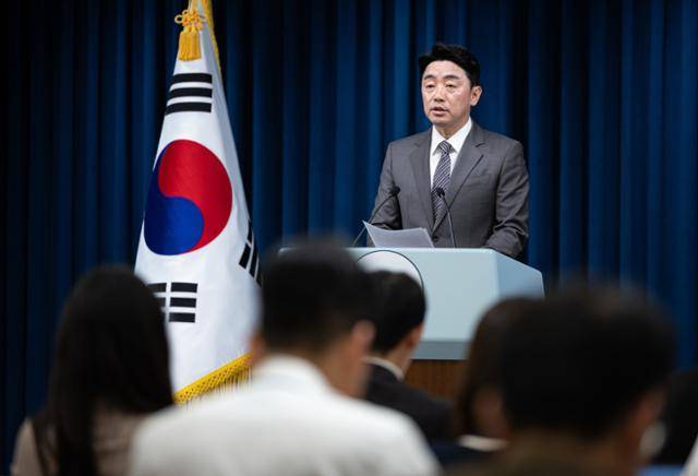 강훈식 대통령 비서실장이 29일 서울 용산구 대통령실 청사에서 기획재정부·교육부·산업통상자원부·법무부·행정안전부·보건복지부 등 6개 부처 장관 인사 관련 브리핑을 하고 있다. 뉴스1