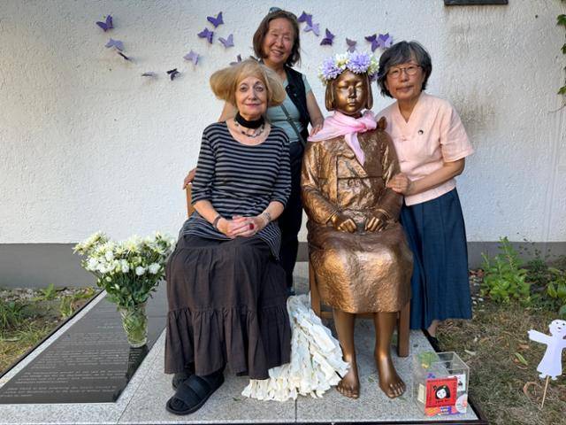 독일 본 여성박물관에서 열린 평화의 소녀상 제막식에서 마리아네 피첸 박물관장(왼쪽)과 한정화 코리아협의회 대표(가운데)가 기념사진을 찍고 있다. 코리아협의회 제공·연합뉴스