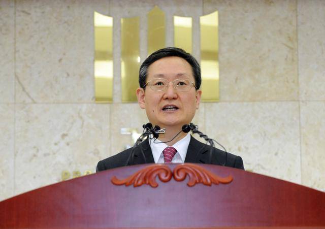 2011년 1월 봉욱 당시 서부지검 차장검사가 서울 마포구 서부지검 회의실에서 한화그룹 비자금 의혹사건 등과 관련해 수사결과를 브리핑하고 있다. 한국일보 자료사진