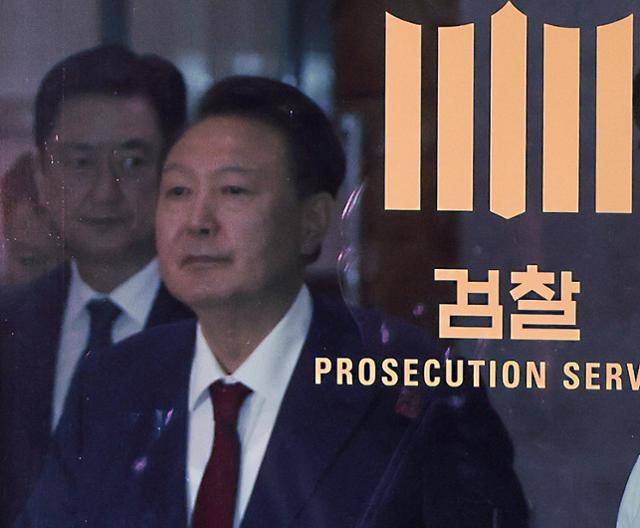 윤석열 전 대통령이 29일 새벽 서울 서초구 서울고등검찰청 청사에 마련된 내란특검 사무실에서 피의자 신분으로 조사를 마친 뒤 귀가하고 있다. 공동사진취재단