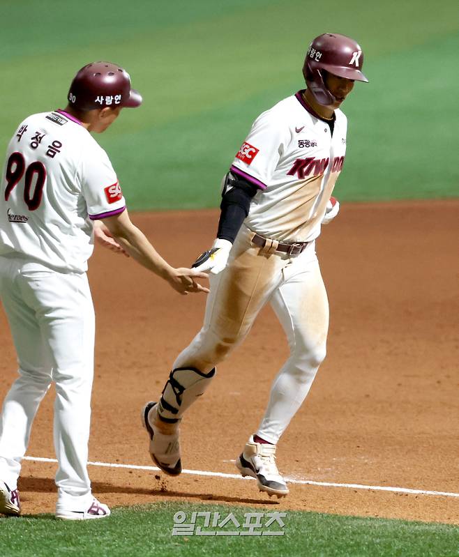 29일 오후 서울 고척스카이돔에서 열린 2025 KB0리그 프로야구 키움히어로즈와 삼성라이온즈의 경기. 5회말 무사 1,3루 송성문이 스리런홈런을 치고 베이스를 돌고 있다. 고척=김민규 기자 mgkim1@edaily.co.kr /2025.06.29/