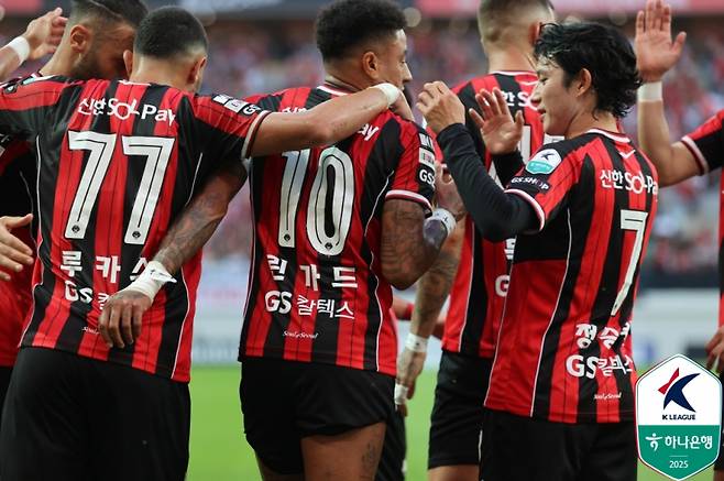 FC서울과 포항 스틸러스와 하나은행 K리그1 2025 21라운드. 서울 선수들이 득점 후 기뻐하는 모습. 사진=프로축구연맹