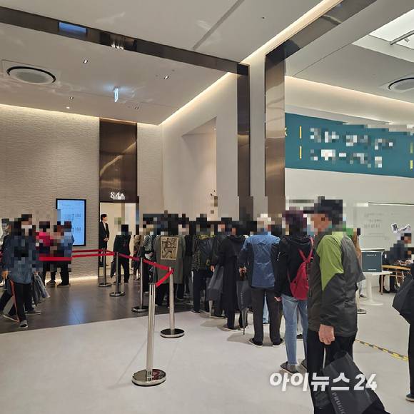 서울 한 단지 견본주택 내방객들이 유니트를 살펴보기 위해 줄을 서고 있다. 2025.05.09 [사진=이효정 기자 ]