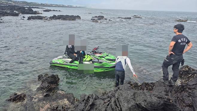 어제(28일) 오후 3시 18분쯤 서귀포시 성산읍 주어동포구 인근 해상에서 표류하던 수상오토바이 탑승자들을 구조하는 해경