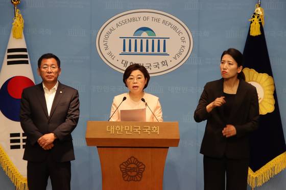 경북 포항시를 지역구로 두고 있는 이상휘(맨 왼쪽)·김정재(가운데) 국민의힘 의원이 지난 24일 공동성명을 내고 정부 추경예산안에서 포항 영일만대교 건설 예산이 전액 삭감된 것에 반발하는 기자회견을 하고 있다. 사진 이상휘 의원 페이스북