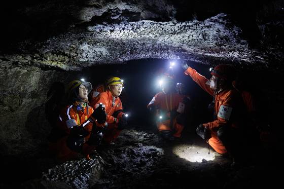 세계유산축전 프로그램인 김녕 벵뒤굴 특별탐험대. 사진 제주관광공사