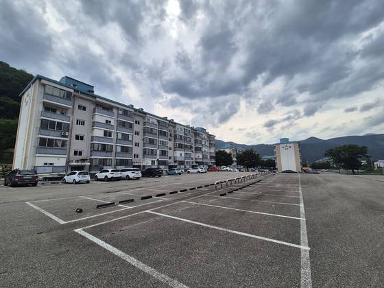 28일 오후 강원 삼척시 도계읍 협동아파트 주차장이 텅 비어있는 모습. 협동아파트는 광부들이 모여 사는 아파트다. 박진호 기자.
