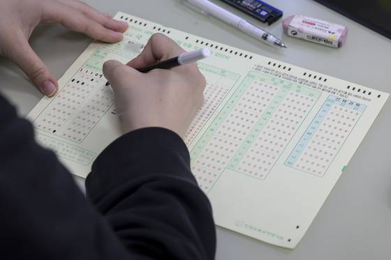 2026학년도 대학수학능력시험 6월 모의고사가 열린 4일 오전 서울 광진구 광남고등학교에서 3학년 학생들이 OMR카드에 마킹을 하고 있다. 사진공동취재단