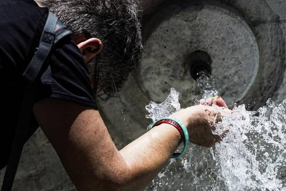 28일 이탈리아 로마의 폭염 속에서 분수에서 더위를 식히는 사람들. EPA=연합뉴스