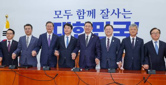 김병기 더불어민주당 대표 직무대행 겸 원내대표가 지난 25일 서울 여의도 국회에서 경제6단체 상근부회장단 면담에 앞서 기념 촬영하고 있다. 왼쪽부터 이호준 한국중견기업연합회 부회장, 오기웅 중소기업중앙회 부회장, 김창범 한국경제인협회 부회장, 문진석 원내수석부대표, 김 직무대행, 박일준 대한상공회의소 부회장, 이인호 한국무역협회 부회장, 이동근 한국경영자총협회 부회장. 뉴스1