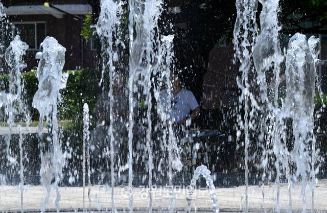 ▲ 강원지역이 무더운 날씨를 보인 지난 23일 춘천 강원도청 앞 광장에서 시민들이 더위를 식히고 있다. 김정호 기자