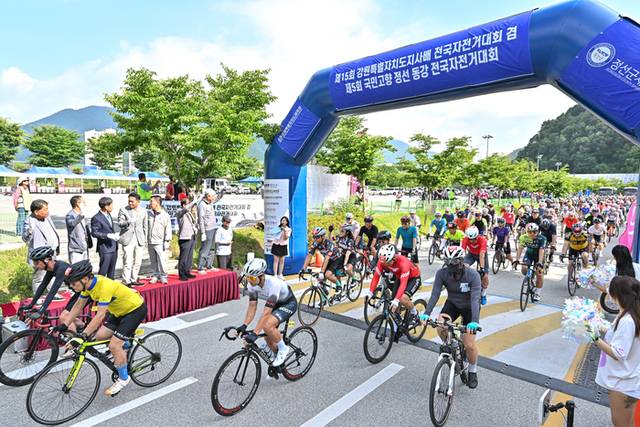 ▲ 제5회 정선동강 전국자전거대회가 29일 정선종합운동장 및 정선 일원에서 1000여 명이 참가한 가운데 성황리에 개최됐다.