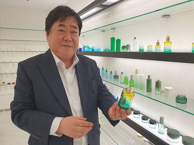 최승호 대표가 화장품 유리용기를 보여주고 있다. 안성=윤현주 기자