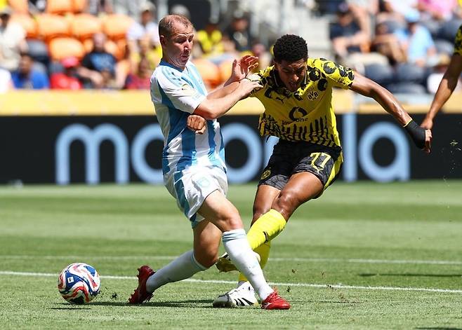 울산과 도르트문트의 클럽월드컵 예선 경기가 미국 신시내티 TQL스타티움에서 열렸다. 도르트문트의 조브 벨링엄(오른쪽)과 울산의 다리얀 보야니치가 공을 놓고 다투고 있다. /로이터연합뉴스